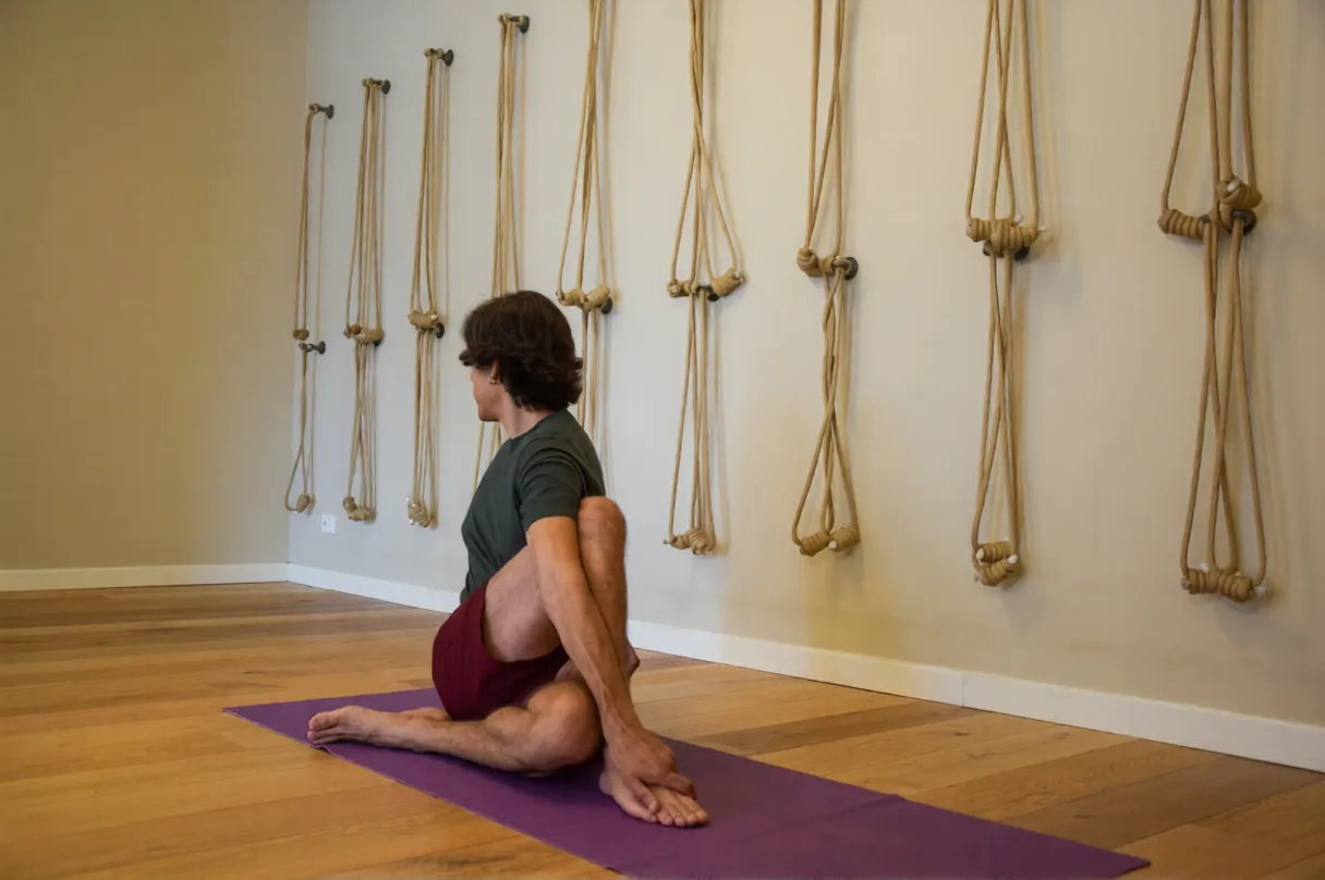 Pratica di Ashtanga Yoga nello studio Yoga Tribù