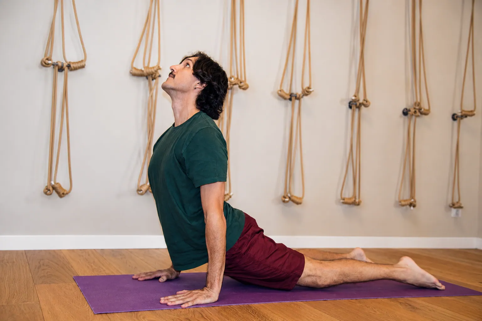 Insegnante guida la pratica nello studio Yoga Tribù a Bassano del Grappa