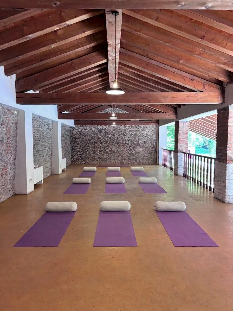 Il porticato della villa · Estate in Villa Yoga Tribù