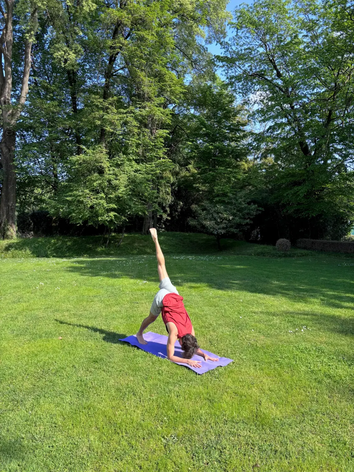 Pratica yoga all'aperto nel parco della villa · Estate in Villa Yoga Tribù