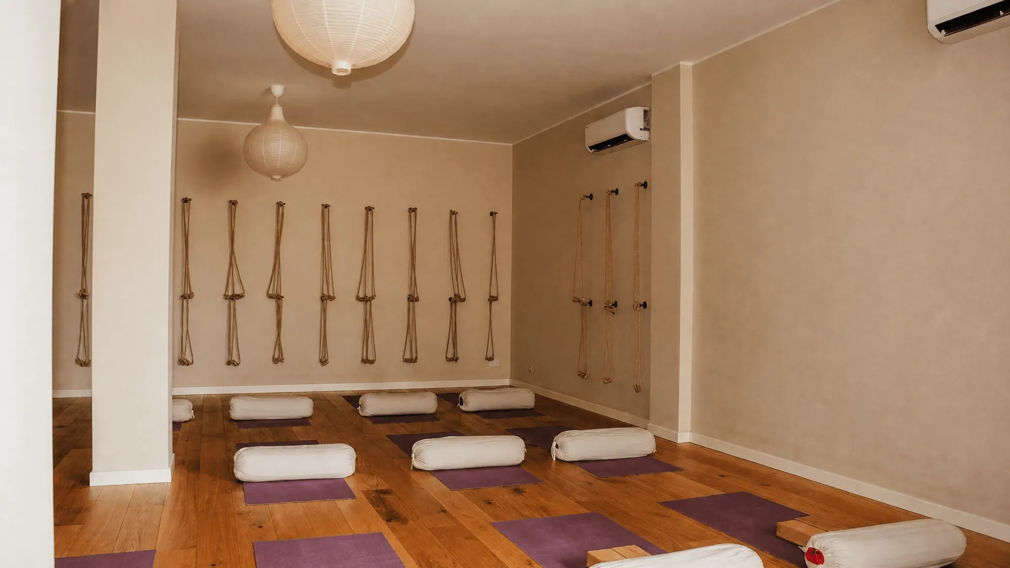 Sala di pratica con corde Iyengar · Yoga Tribù